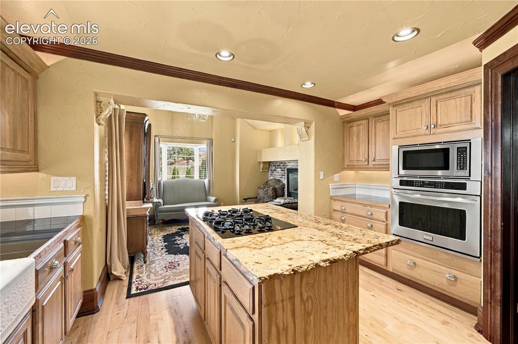 Image 6 of 31: Kitchen