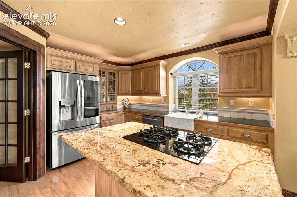 Image 7 of 31: Kitchen