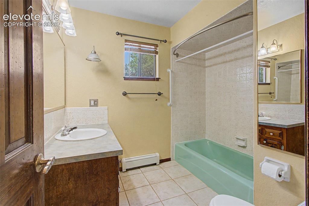 Image 32 of 50: Full bath for two of the bedrooms.
