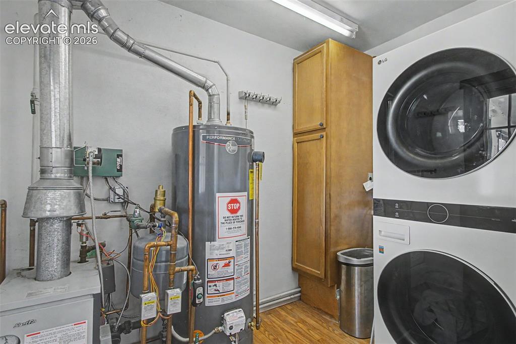 Image 33 of 50: Laundry room w/ walk out to sun room.