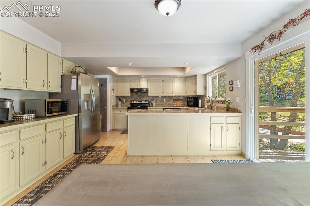 Image 10 of 42: Kitchen