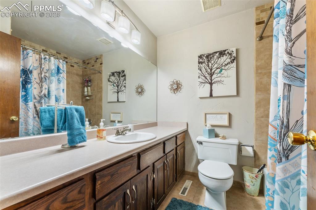 Image 15 of 42: Bathroom