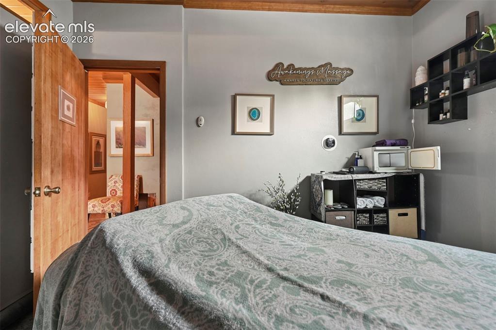 Image 10 of 50: Bedroom