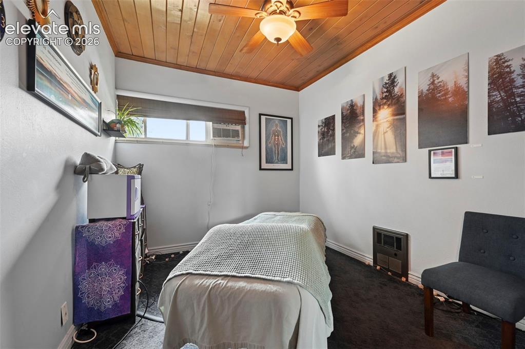 Image 11 of 50: Bedroom