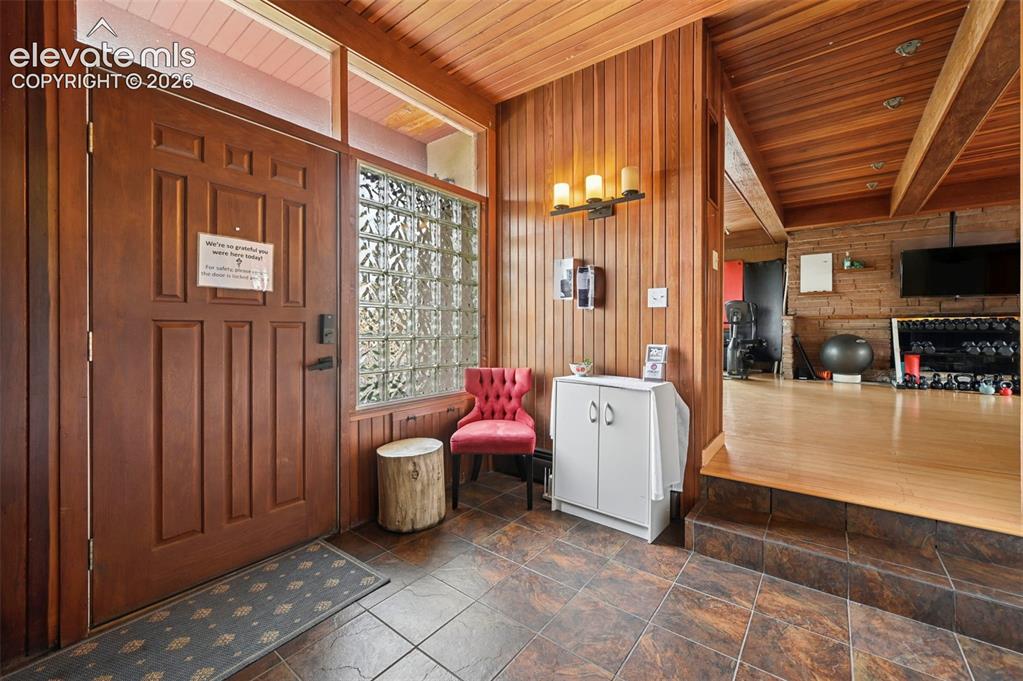 Image 14 of 50: Entry