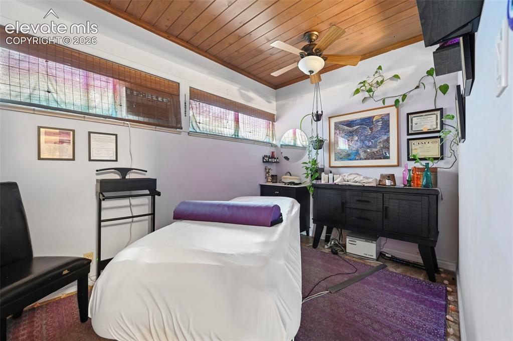 Image 18 of 50: Bedroom
