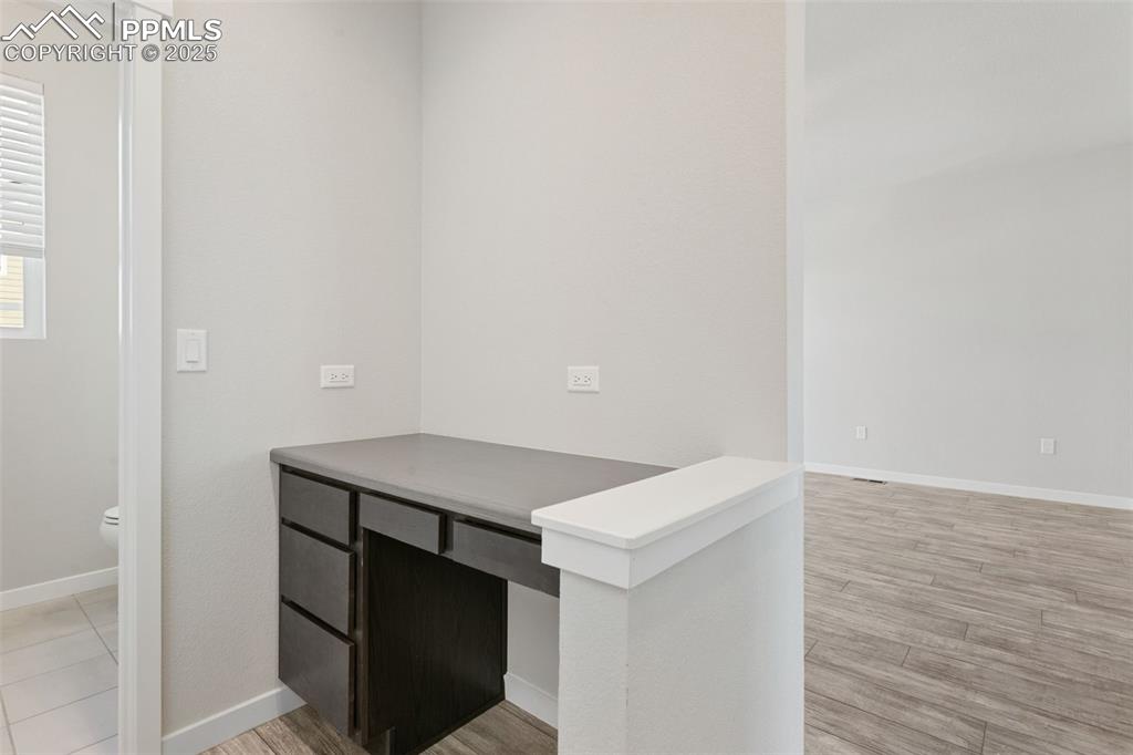 Image 18 of 40: Office