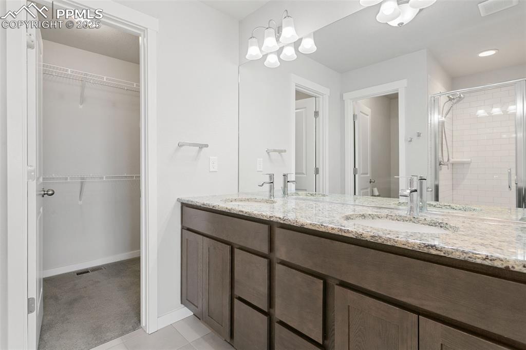 Image 22 of 40: Bathroom