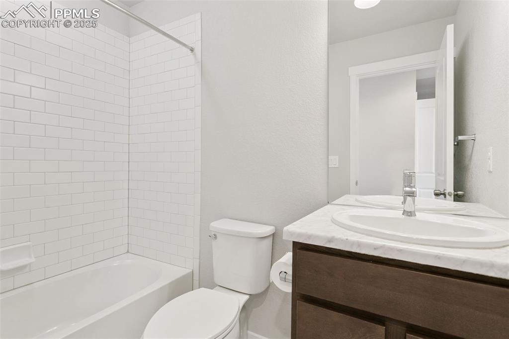 Image 27 of 40: Bathroom