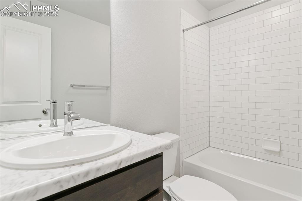 Image 30 of 40: Bathroom