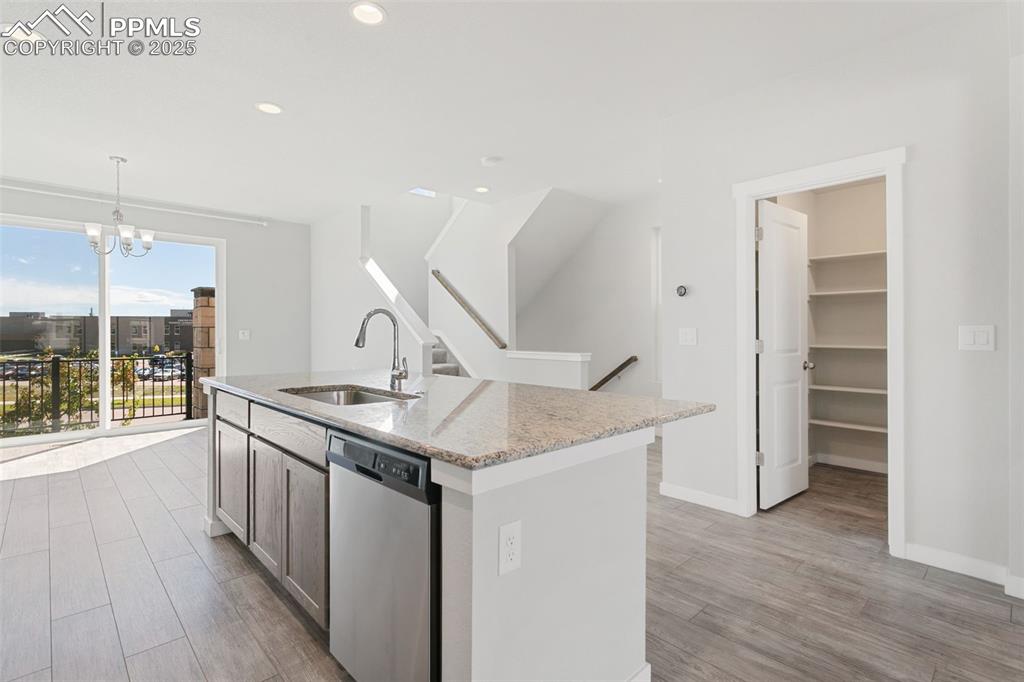 Image 7 of 40: Kitchen