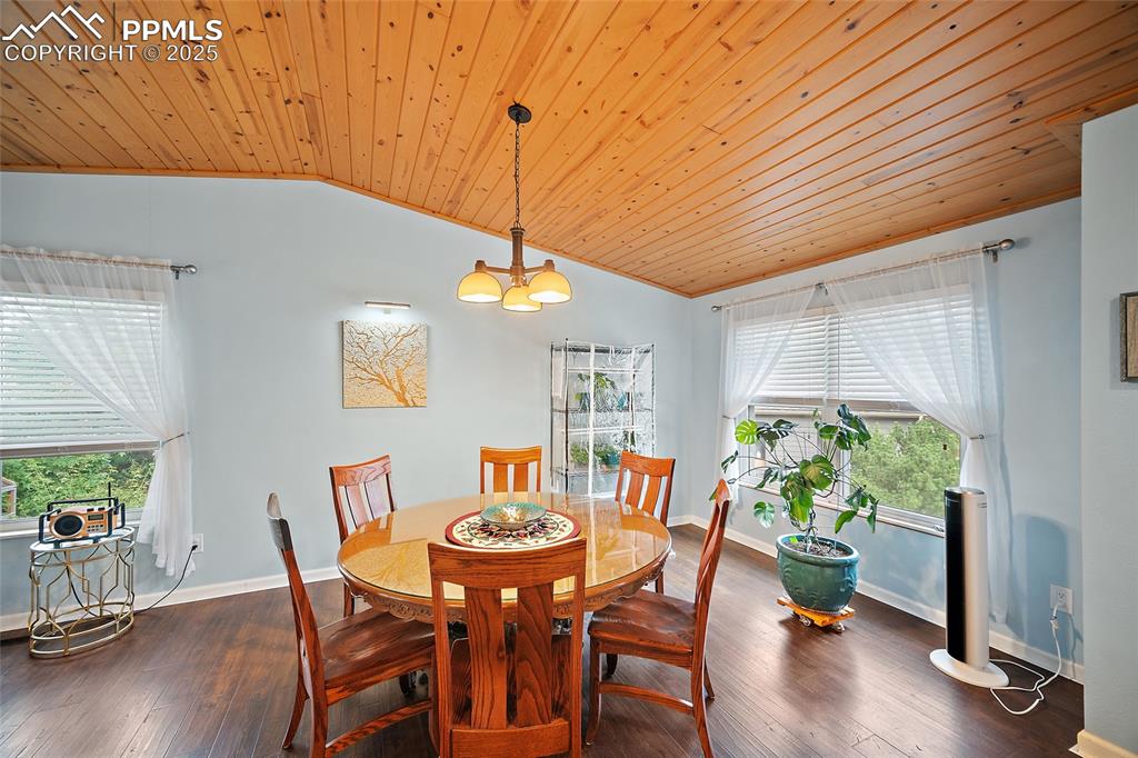 Image 10 of 47: Dining Area