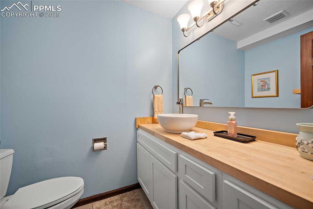 Image 29 of 47: Bathroom