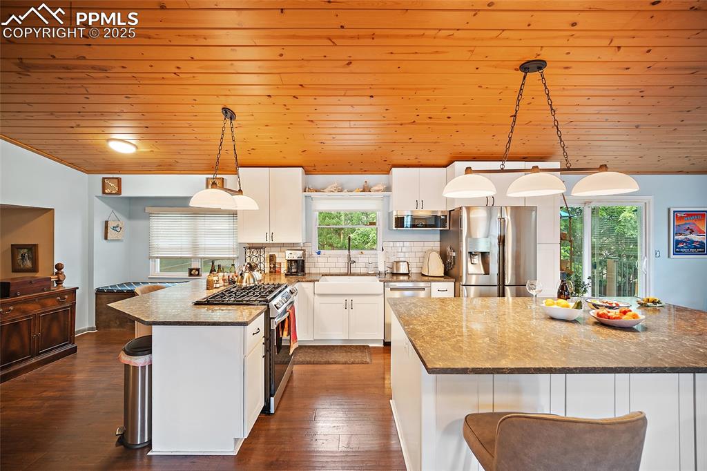 Image 8 of 47: Kitchen