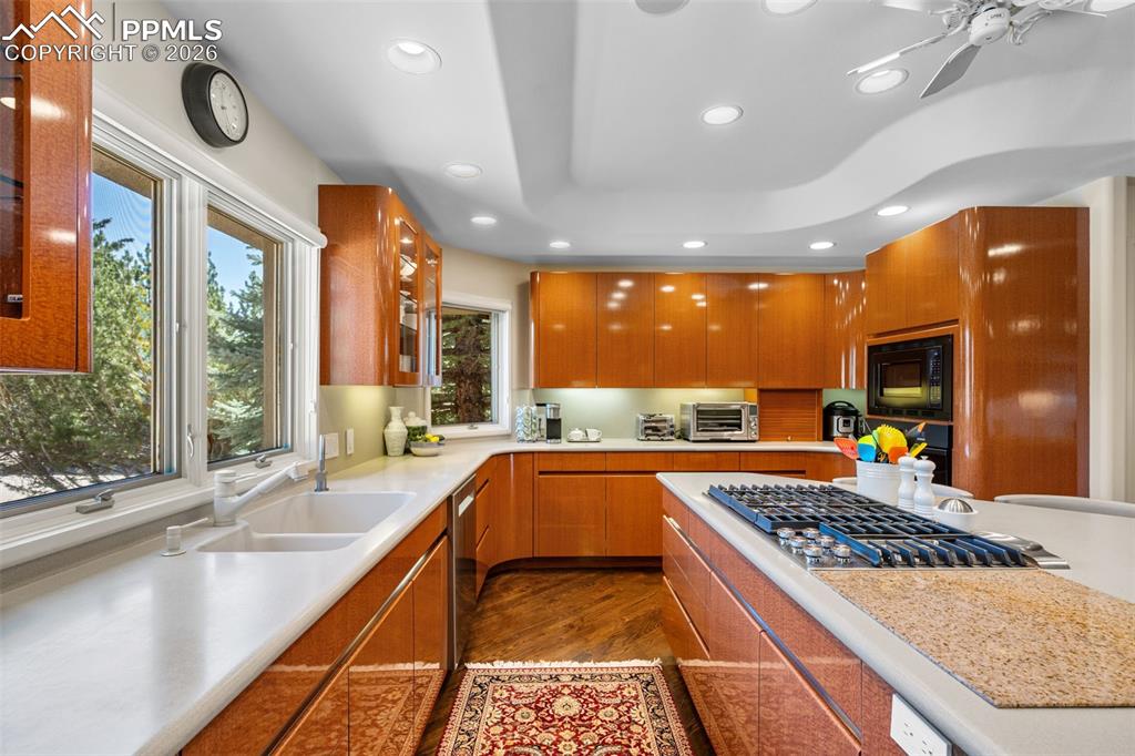 Image 12 of 50: Kitchen