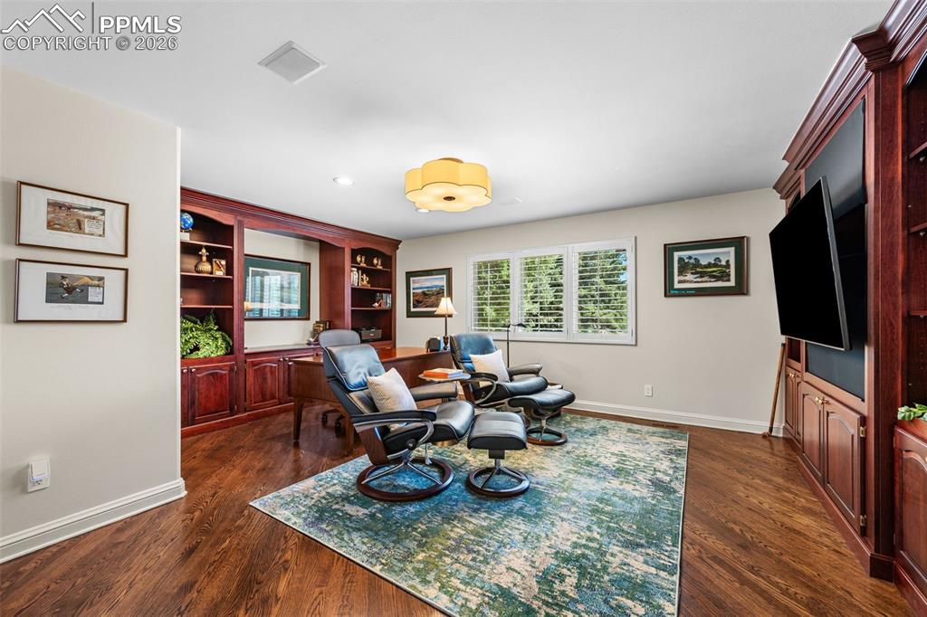 Image 19 of 50: Office