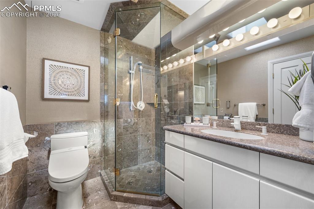 Image 21 of 50: Bathroom