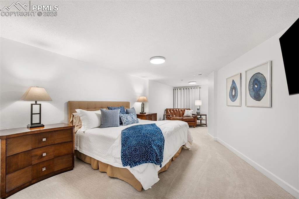 Image 26 of 50: Bedroom