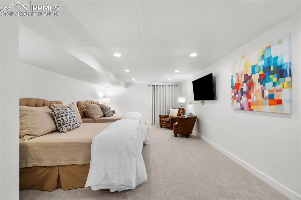 Image 27 of 50: Bedroom