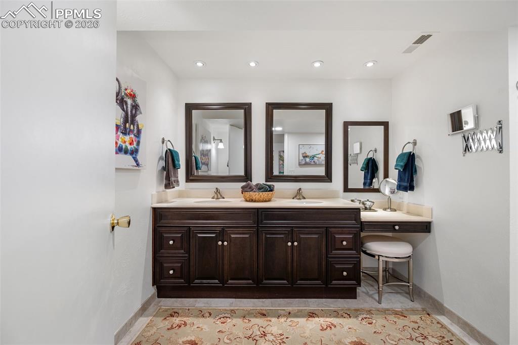 Image 28 of 50: Bathroom