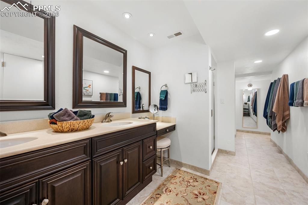 Image 29 of 50: Bathroom