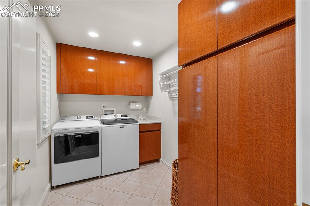 Image 30 of 50: Laundry