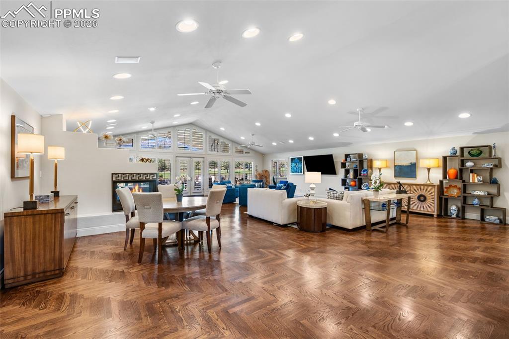 Image 6 of 50: Dining Area