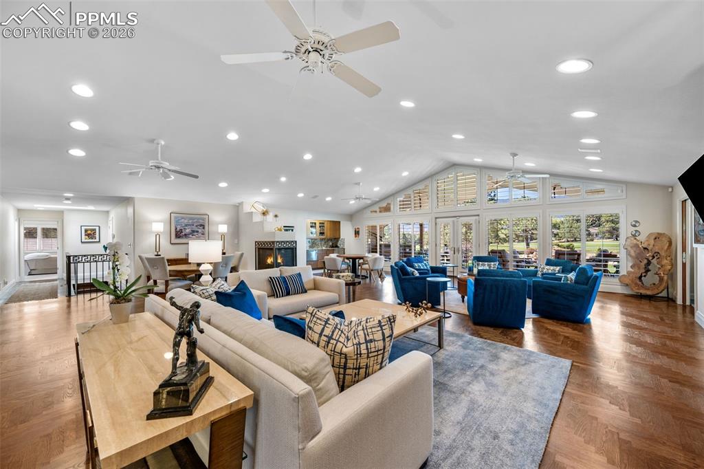 Image 7 of 50: Living Room