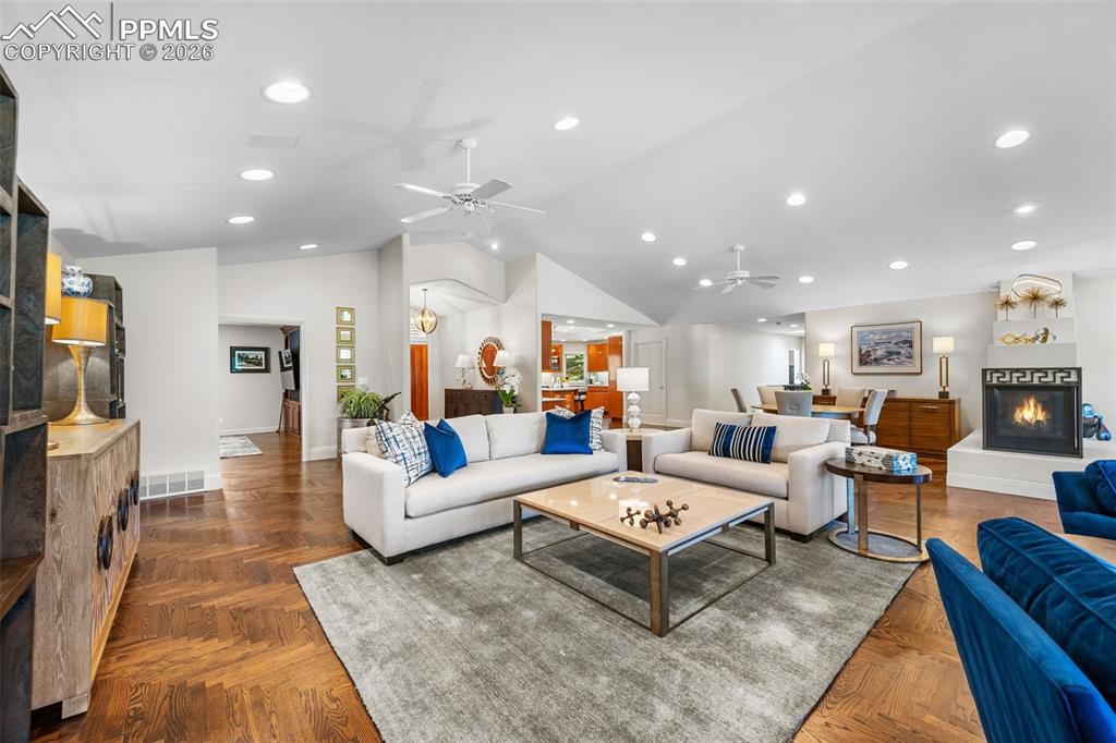 Image 8 of 50: Living Room