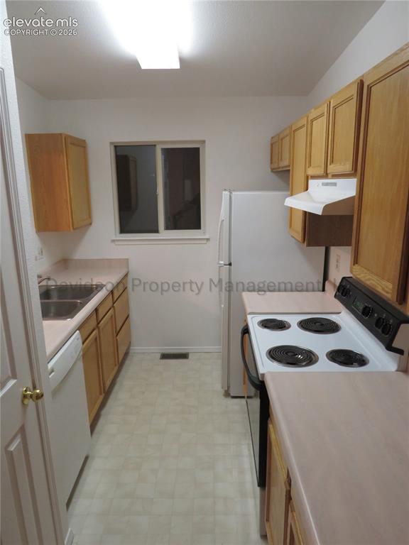 Image 4 of 11: Kitchen