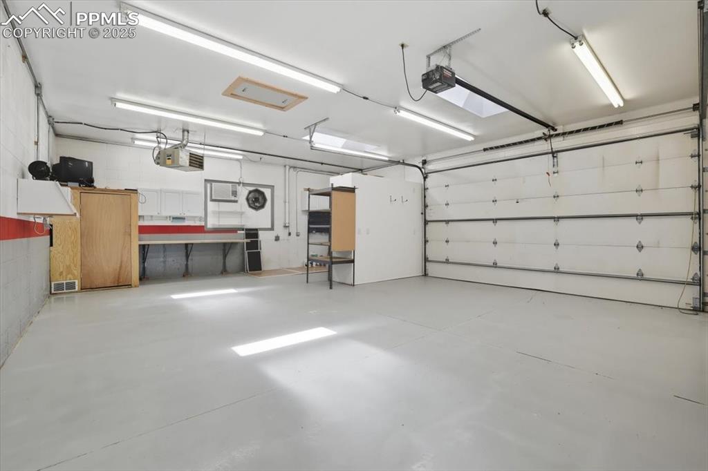 Image 23 of 30: Workshop