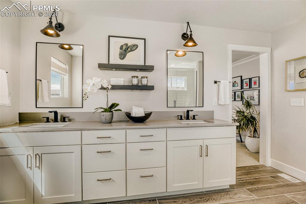 Image 16 of 27: Bathroom