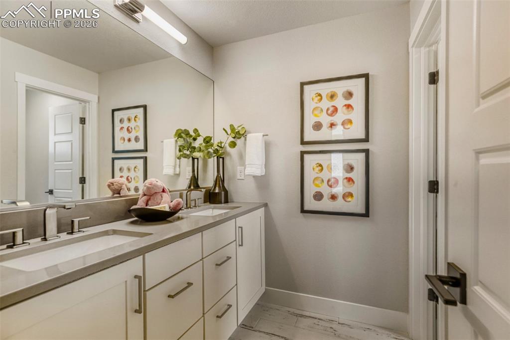 Image 18 of 27: Bathroom