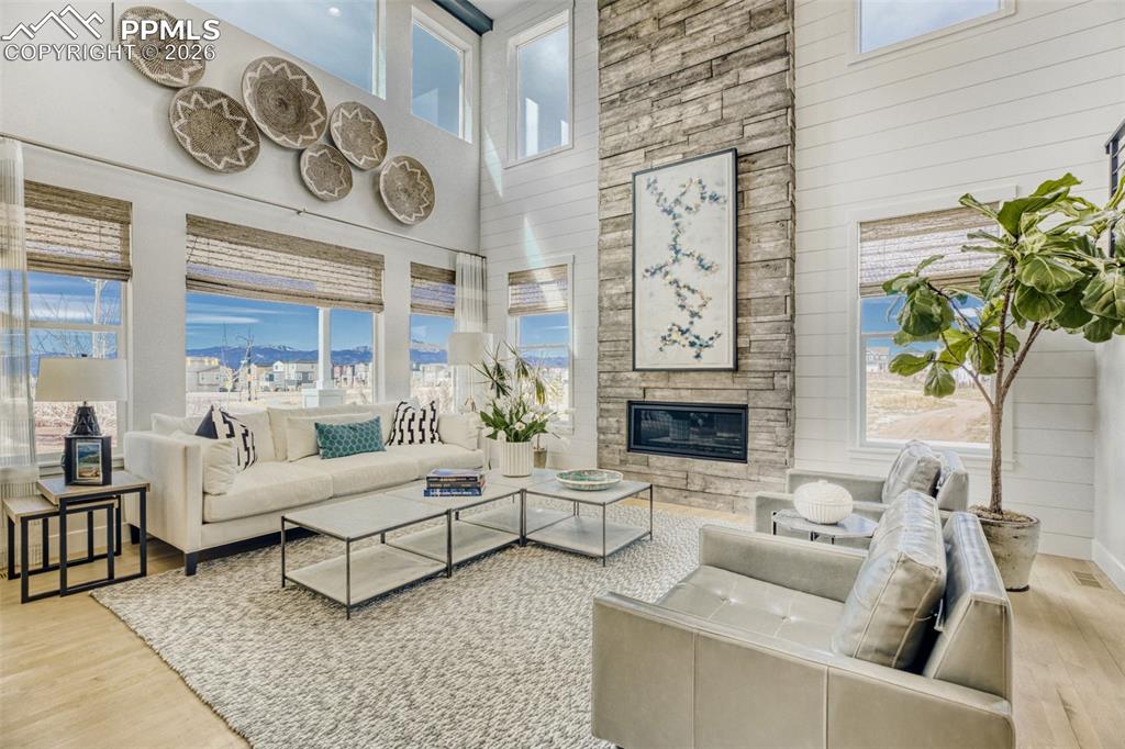 Image 3 of 27: Living Room