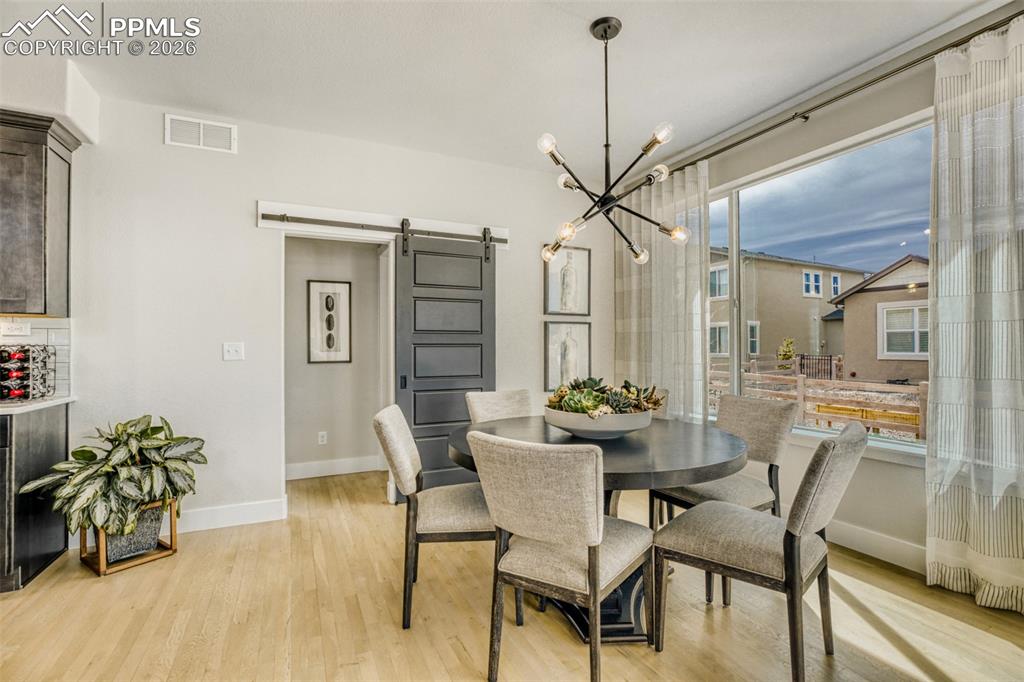 Image 7 of 27: Dining Area