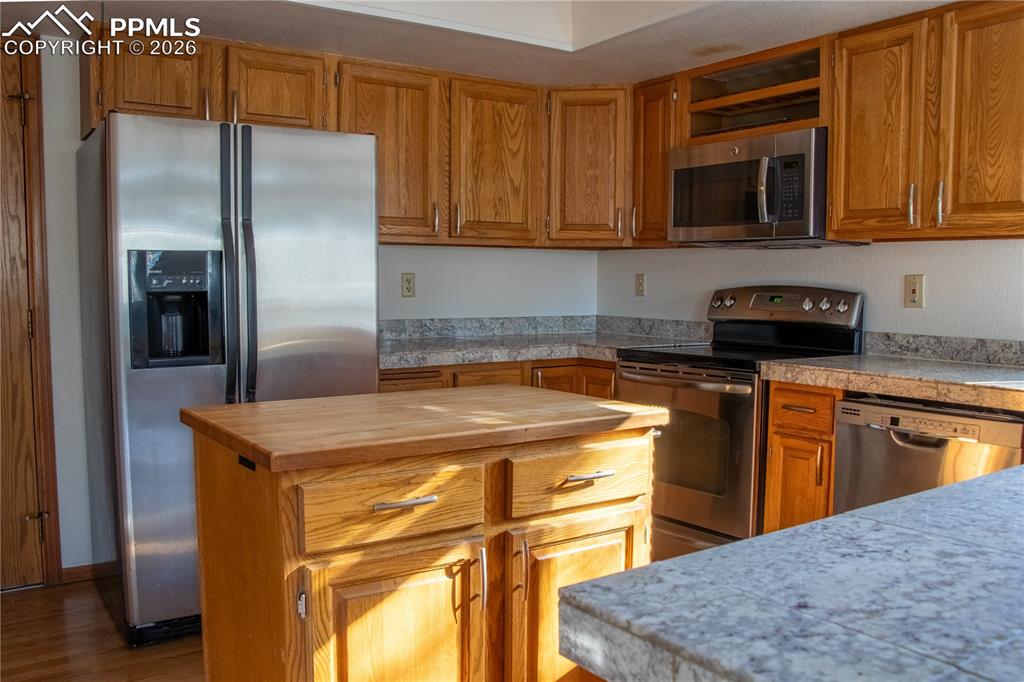 Image 10 of 42: Kitchen