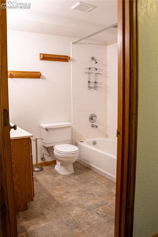 Image 32 of 42: Bathroom