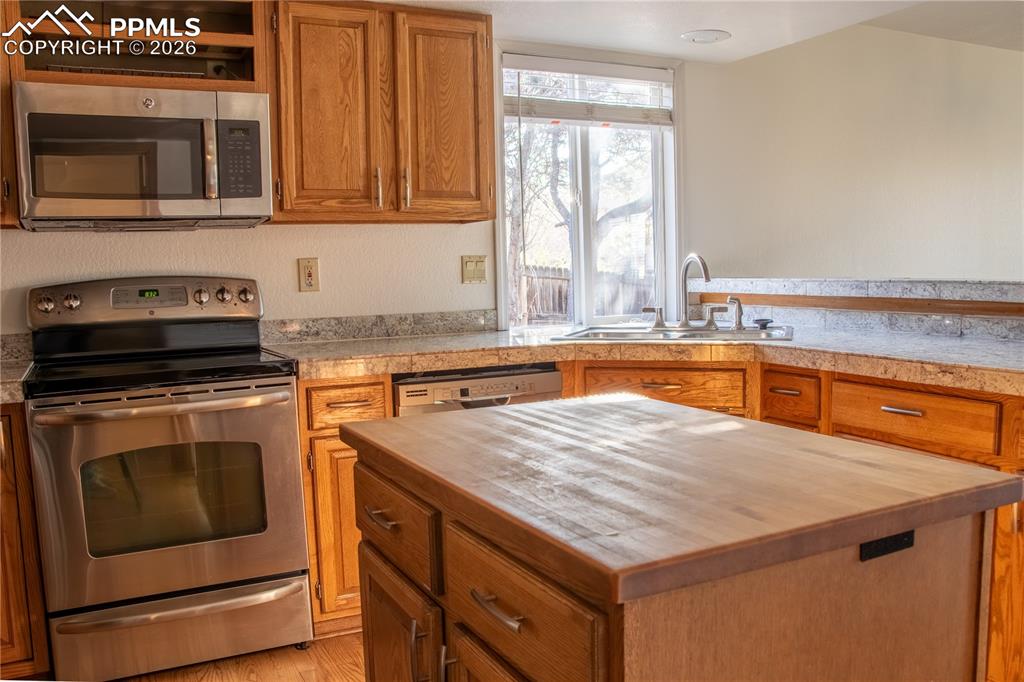 Image 39 of 42: Kitchen