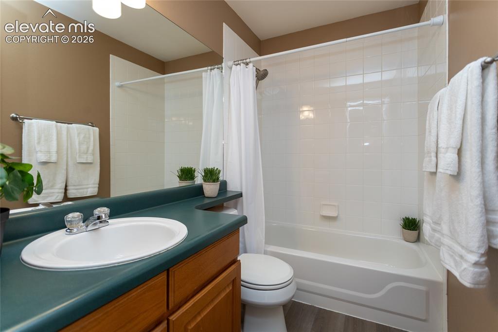 Image 23 of 43: Bathroom