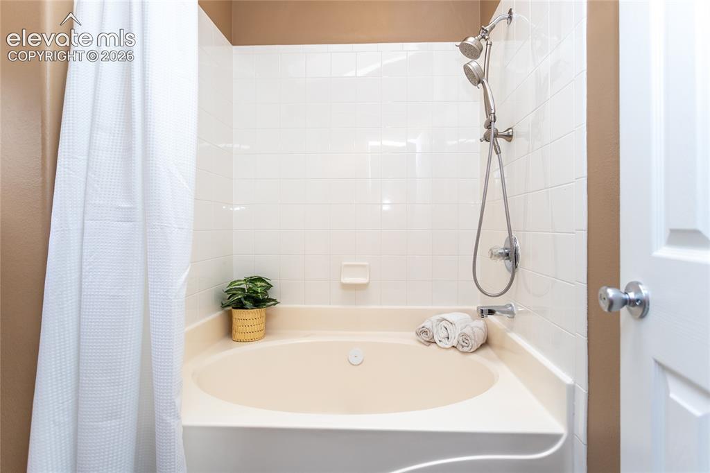 Image 31 of 43: Bathroom
