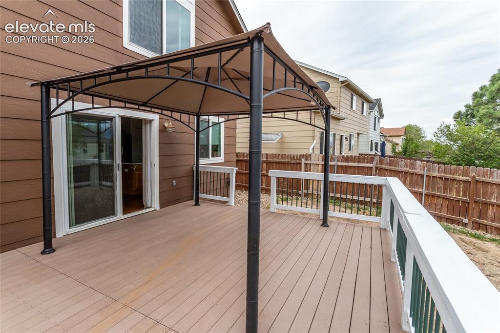Image 42 of 43: Deck