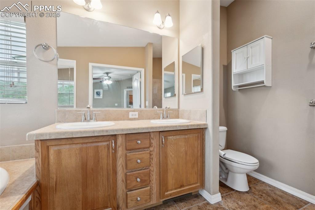 Image 11 of 18: Bathroom