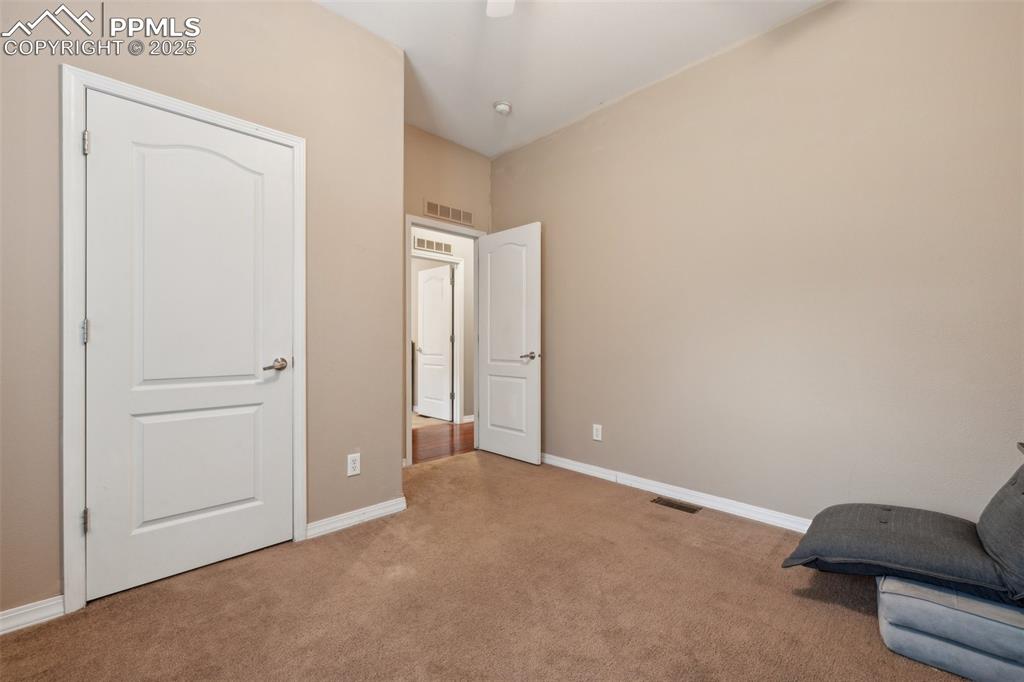 Image 14 of 18: Sitting Room