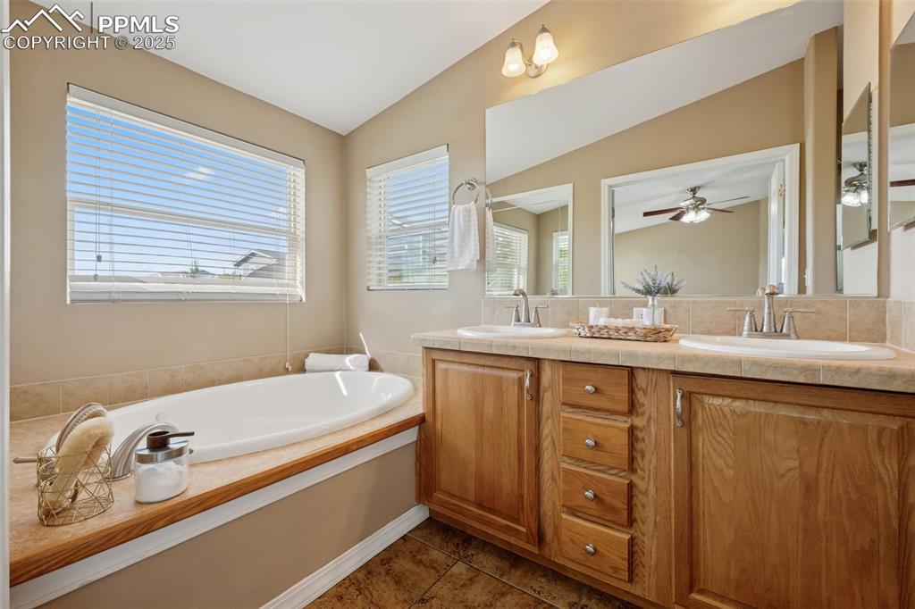 Image 20 of 30: Bathroom