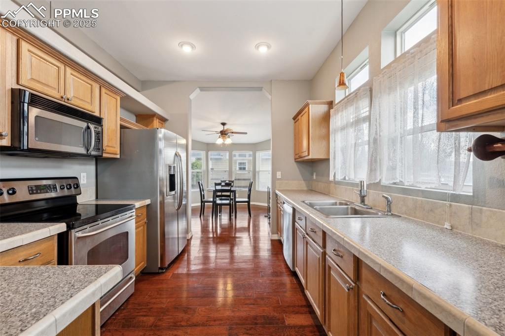 Image 4 of 18: Kitchen