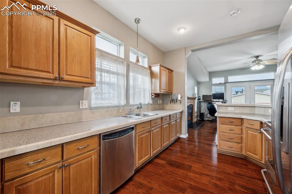 Image 7 of 18: Kitchen