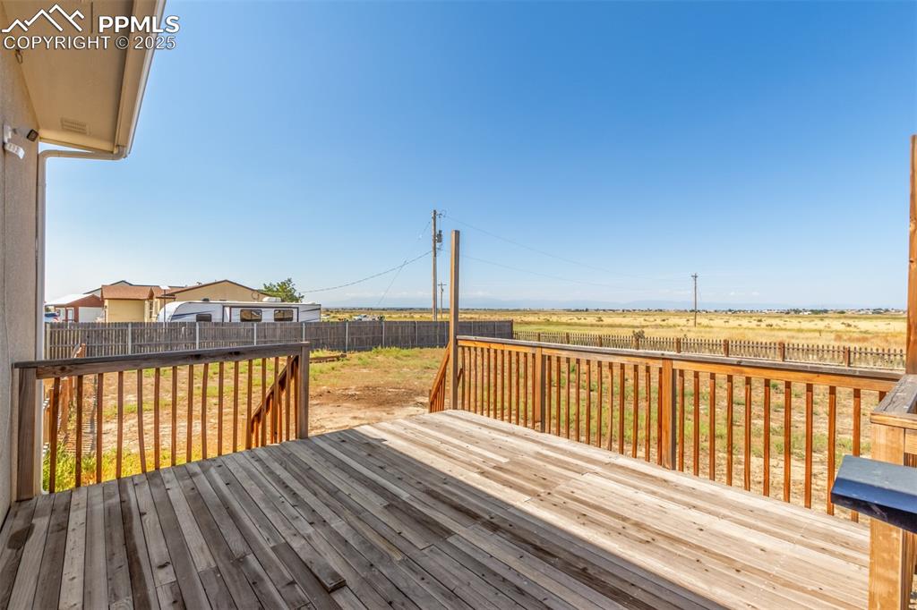 Image 32 of 39: Deck