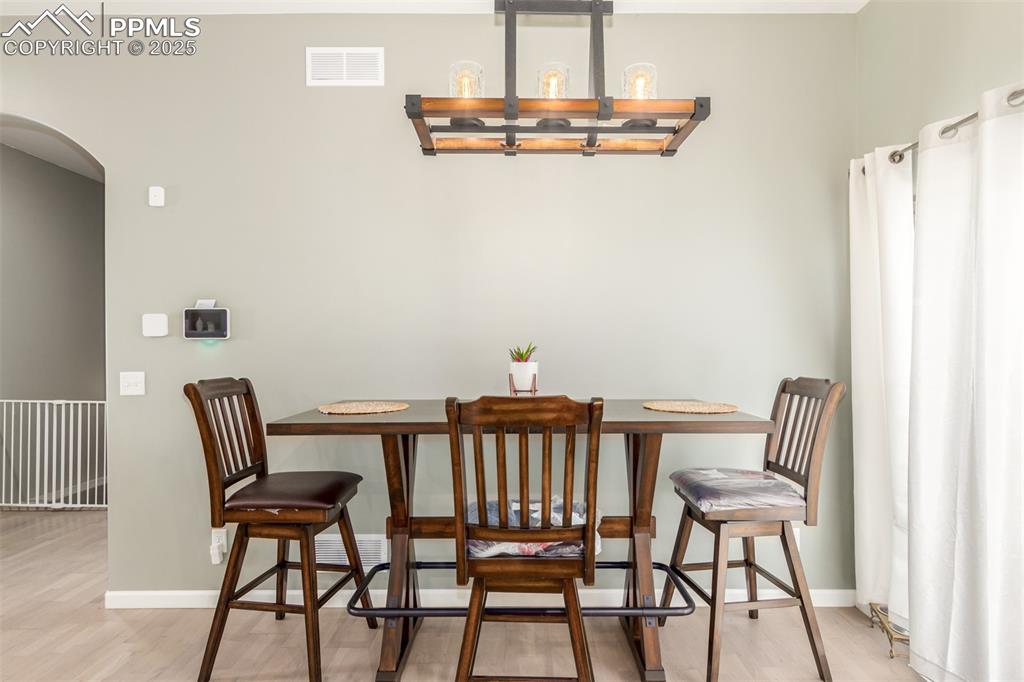 Image 6 of 39: Dining Area