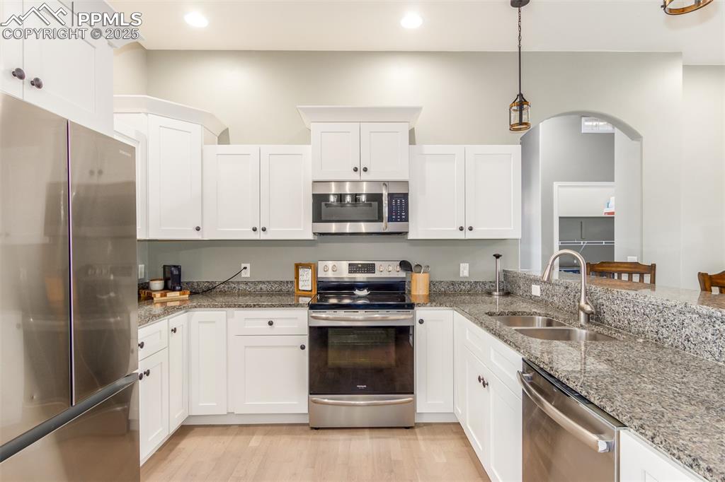 Image 7 of 39: Kitchen