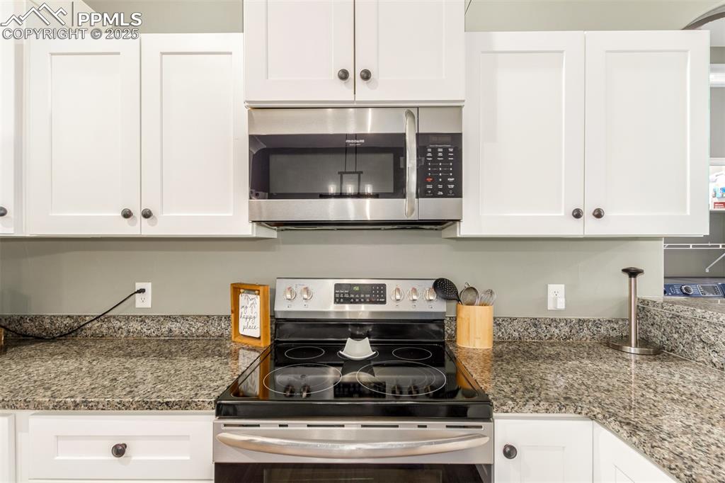 Image 9 of 39: Kitchen